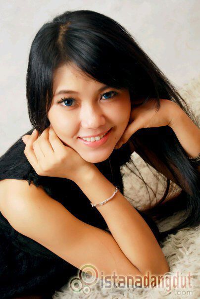 gadis cantik pamer memek