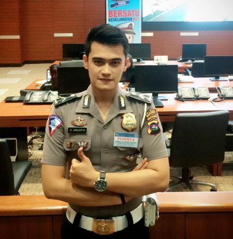 polisi ganteng dan kekar