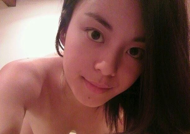 cewek bugil pamer memek basah