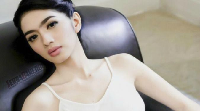 perempuan telanjang bulat