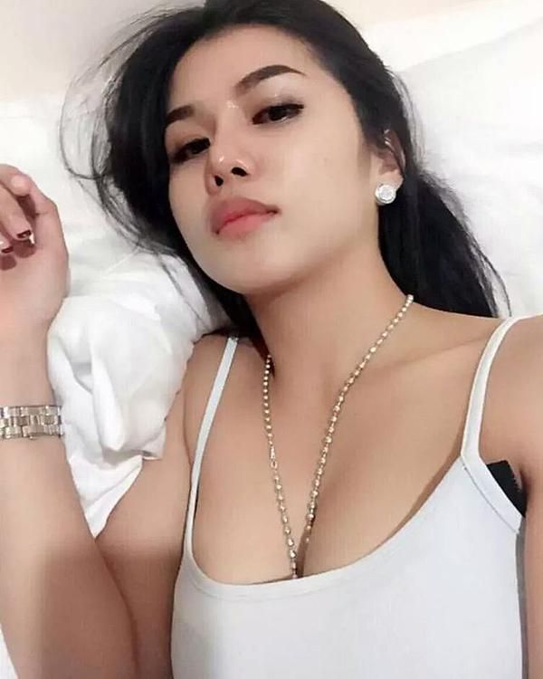 gadis bugil