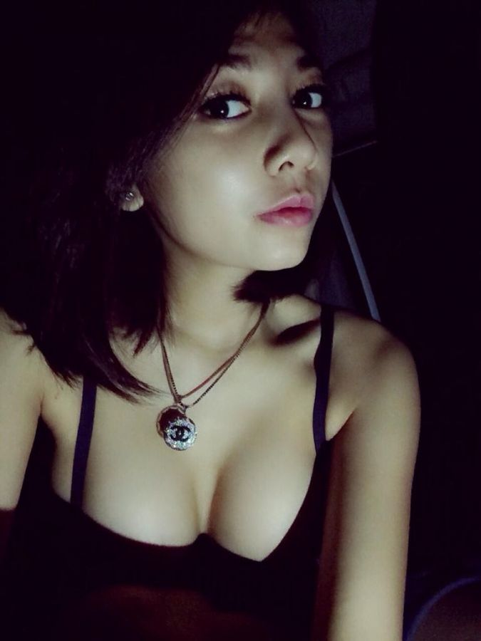 foto payudara dipegang