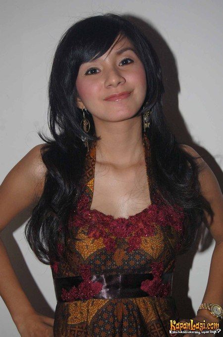 artis mirip kirana larasati