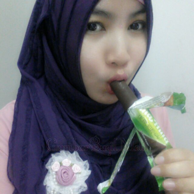 cantik ngemut kontol