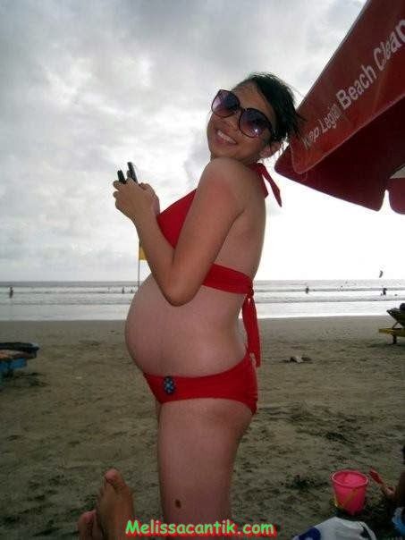 wanita seksi di tepi pantai