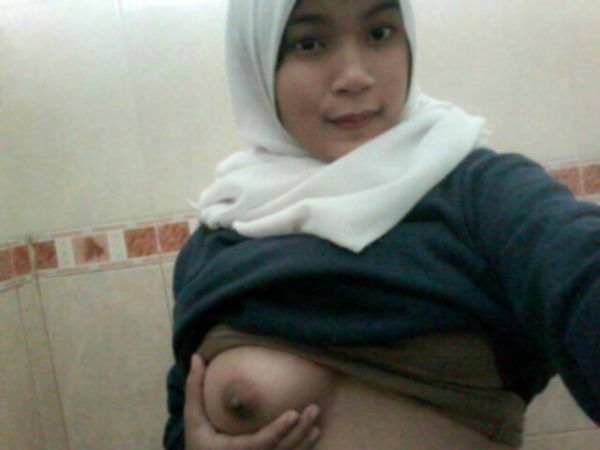 kaos ketat jilbab