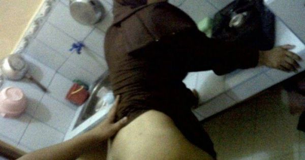 kontol muncrat di dalam