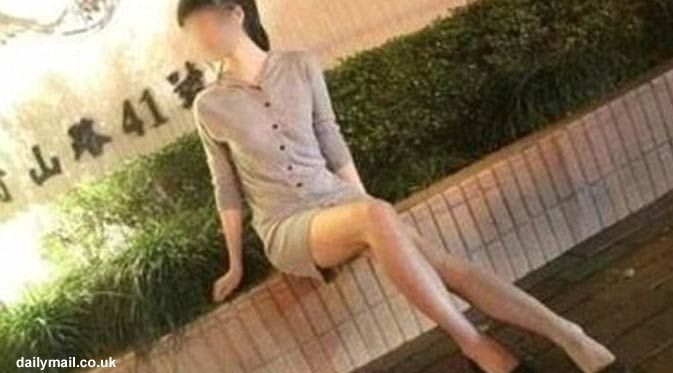 atlit wanita pose telanjang