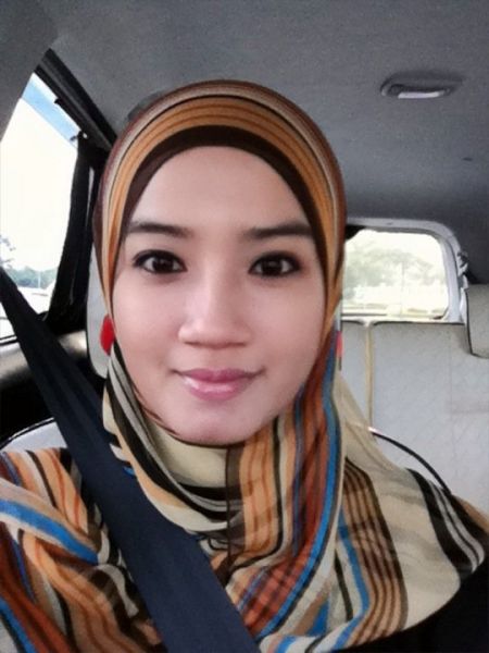 paha mulus mahasiswi di mobil