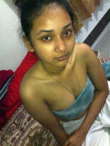 wanita seksi di tepi pantai