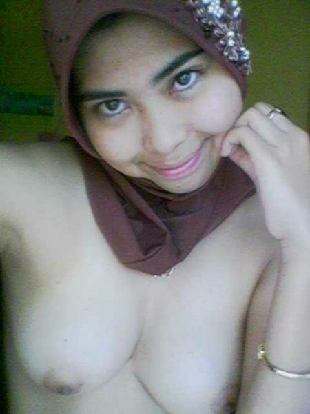 terlihat anggun dan manis gadis berjilbab manga