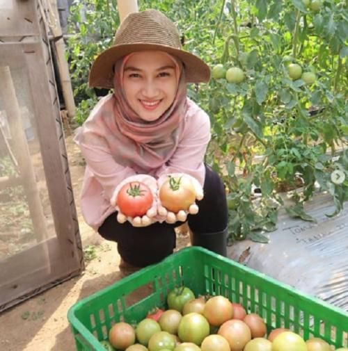foto wanita bercadar yang cantik