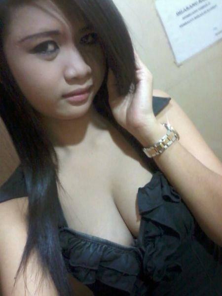 cewek bugil pamer memek merah