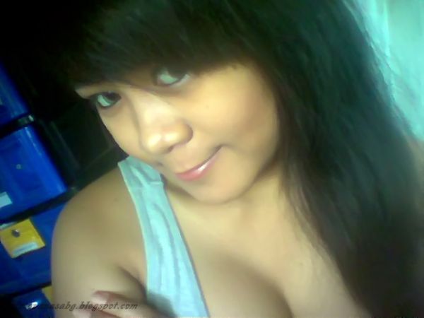 pamer bokong besar memek bulu lebat