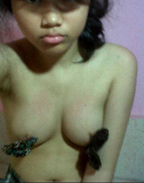 lihat foto cowok ngemut pentil pacar nya