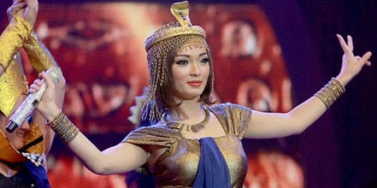 zaskia gotik baju ketat