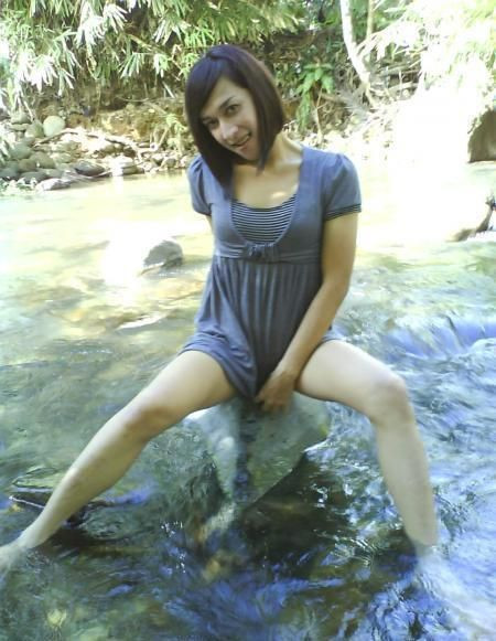perempuan rok mini