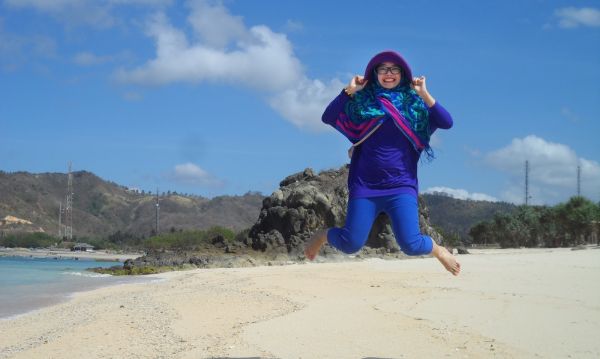 cewek seksi pakai stocking dan rok mini