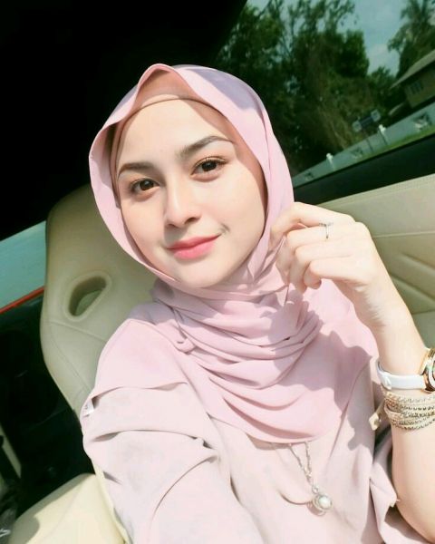 gadis muda telanjang