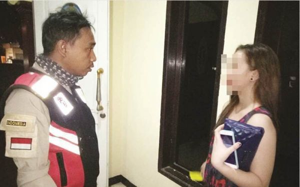 ketahuan mesum dipaksa warga