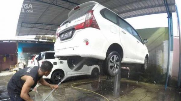 foto cewek cuci memek sambil mandi