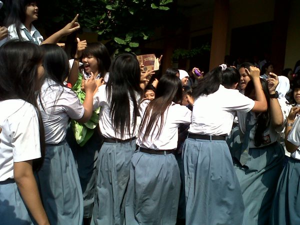 dipaksa telanjang