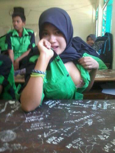 demo tanpa busana