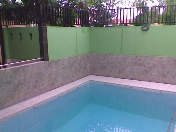rumah yang ada kolam renang