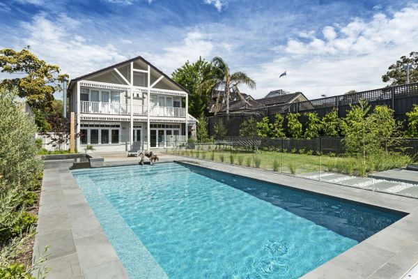 desain rumah kolam renang samping