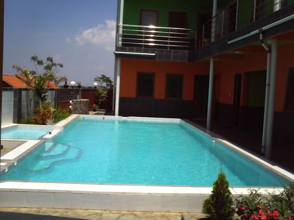 rumah dan kolam renang