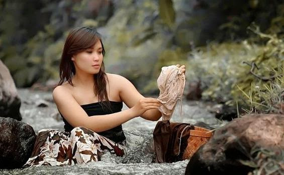 cewek lagi ngemut kontol