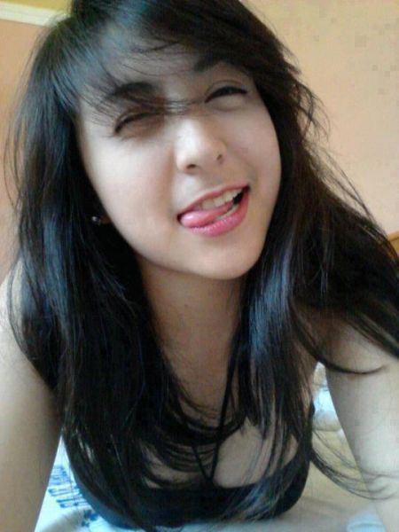 gambar artis pakai selendang
