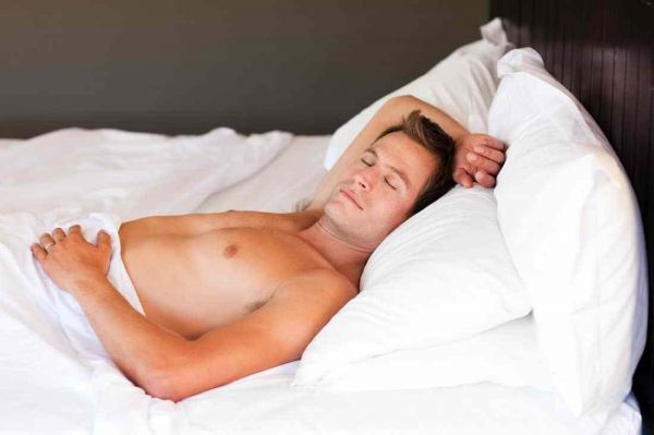 gambar orang tidur telanjang