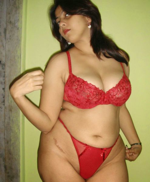 wanita bahenol montok bugil