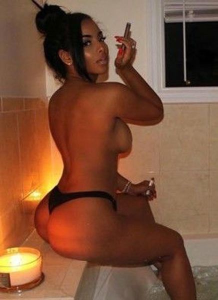 perempuan cantik bugil