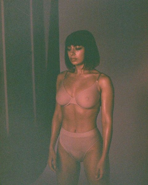 wanita pamer payudara