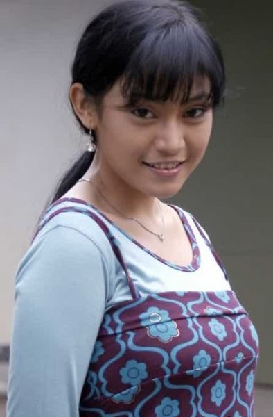 sarah azhari ganti baju