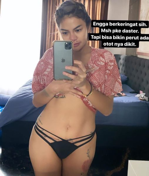 nikita mirzani tank top kuning